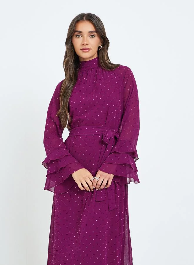 ستايلي فستان طويل بأكمام مكشكشة وتفاصيل مرصعة